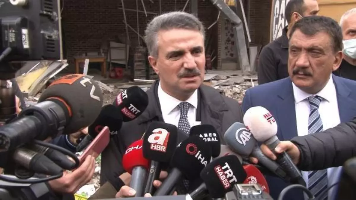 Malatya'da çöken 2 katlı binanın enkazı kaldırılıyor (2)