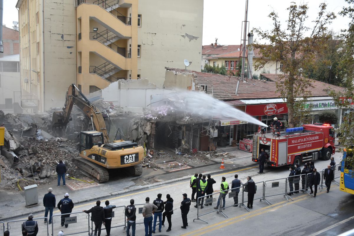 Çöken binanın kalan enkazını kaldırma çalışmaları tamamlandı