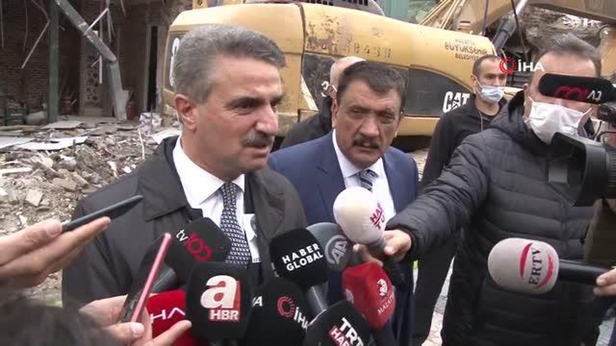 Malatya'da 2 katlı binanın çökmesi olayında, işyerinde izinsiz olarak tadilat yaptığı belirlenen 3 kişi çıkarıldığı mahkemece tutuklandı.