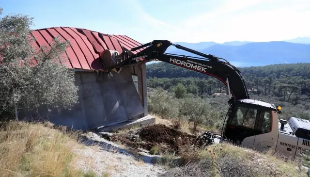 Muğla'da imara aykırı yapıların yıkımı sürüyor
