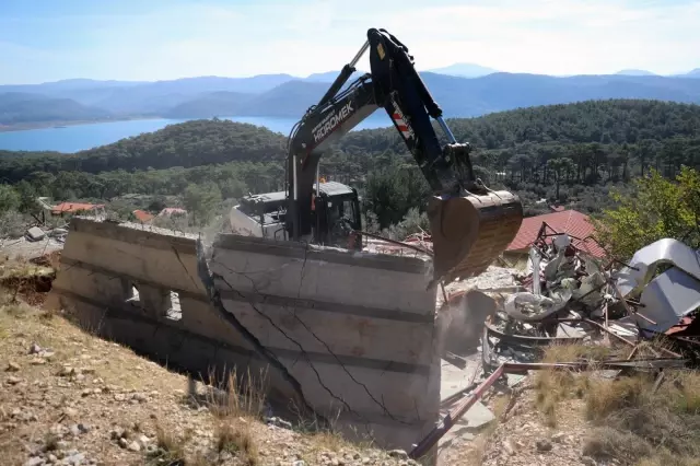 Muğla'da imara aykırı yapıların yıkımı sürüyor