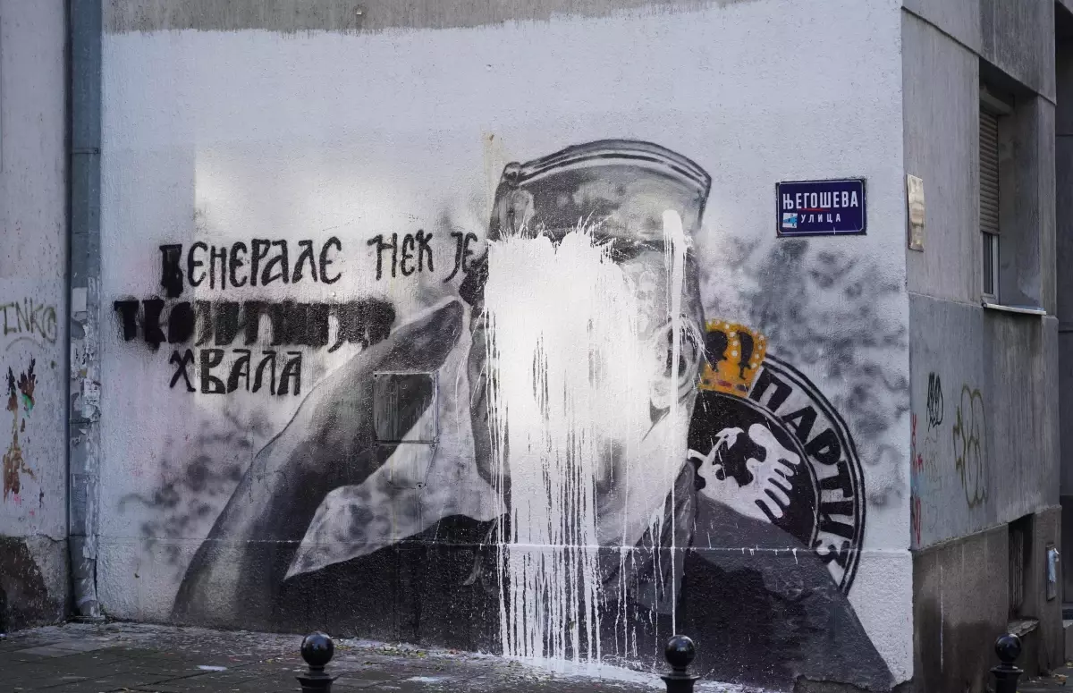 Sırbistan'daki savaş suçlusu Mladic'in duvar resmi kireçle kaplandı