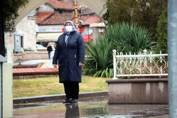 TOKAT'TA, YAĞMUR ALTINDA ATA'YA SAYGI