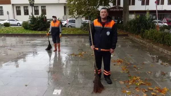 TOKAT'TA, YAĞMUR ALTINDA ATA'YA SAYGI