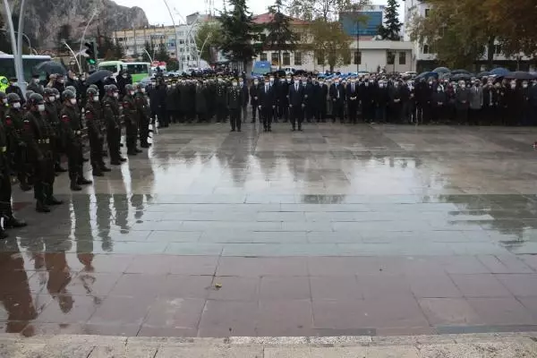 TOKAT'TA, YAĞMUR ALTINDA ATA'YA SAYGI