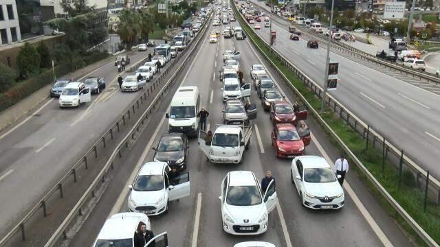 Türkiye, Ata'yı saygıyla anıyor! Saatler 9'u 5 geçe hayat bir dakikalığına durdu