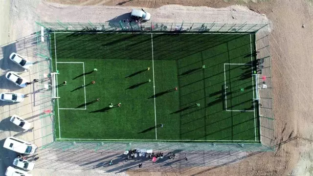 Tuşba Belediyesi semt sahalarının açılışını yapıyor