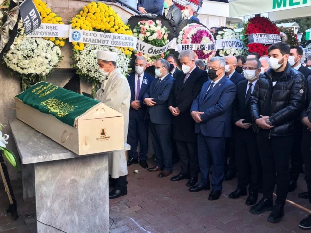 Vefat eden AK Parti İzmir İl Yönetim Kurulu Üyesi Yılmaz Akın'ın cenazesi defnedildi