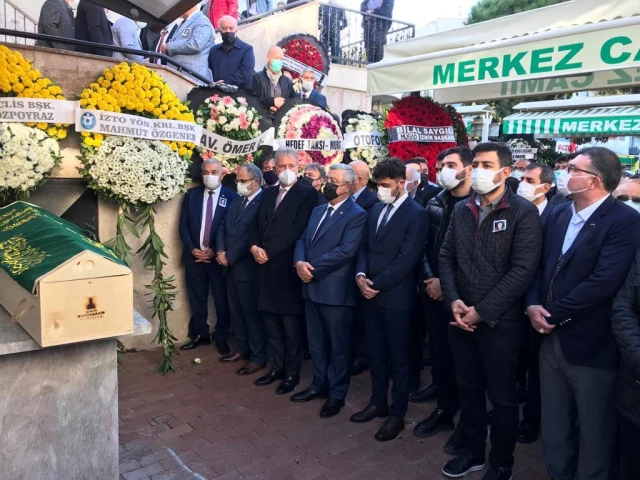 Vefat eden AK Parti İzmir İl Yönetim Kurulu Üyesi Yılmaz Akın'ın cenazesi defnedildi