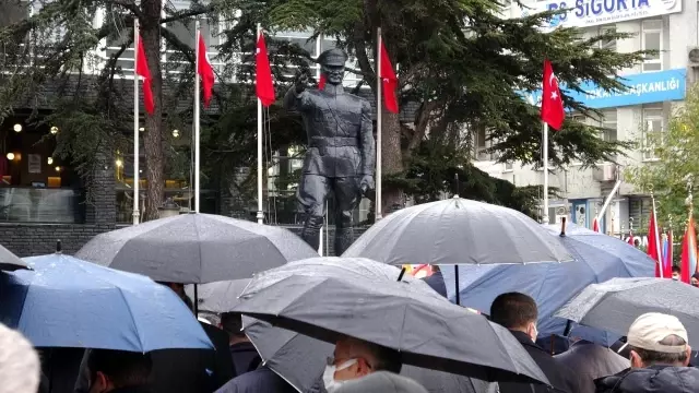 Yağmura aldırış etmediler, Ata'ya saygı için biraraya geldiler
