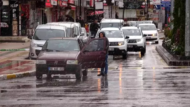 Yağmura aldırış etmediler, Ata'ya saygı için biraraya geldiler