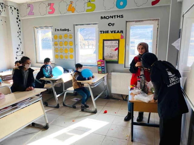Erzurum'daki gönüllü gençlerden kırsaldaki öğrencilere kişisel bakım hizmeti