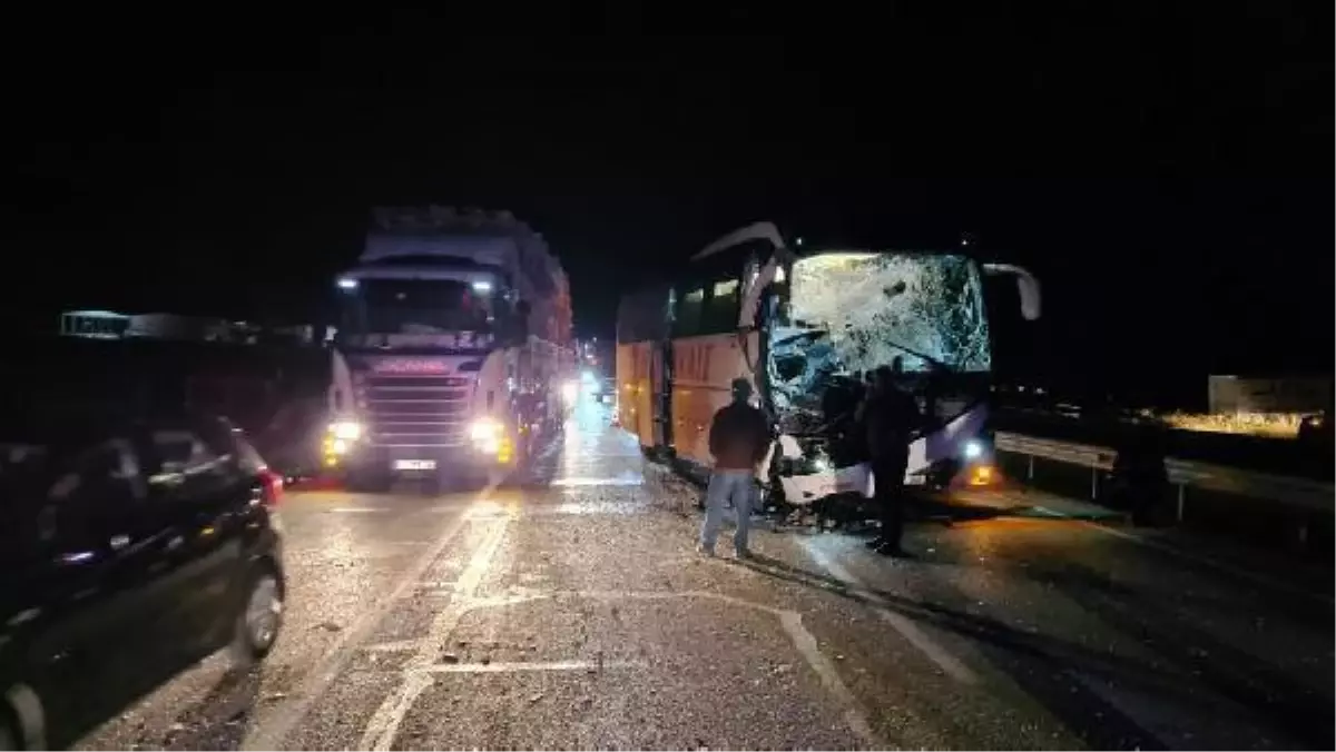 Afyonkarahisar'da otobüs TIR'a arkadan çarptı: 7 yaralı