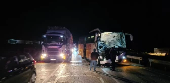 Afyonkarahisar'da tıra çarpan otobüsteki 7 yolcu yaralandı