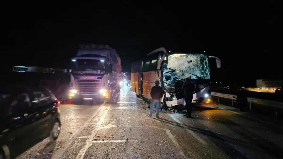 Afyonkarahisar'da tıra çarpan otobüsteki 7 yolcu yaralandı