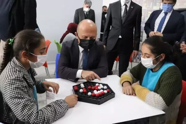 AĞRI'DA 554 OKULA 'NUH'UN GEMİSİ VE AĞRI DAĞI' TEMALI KÜTÜPHANE