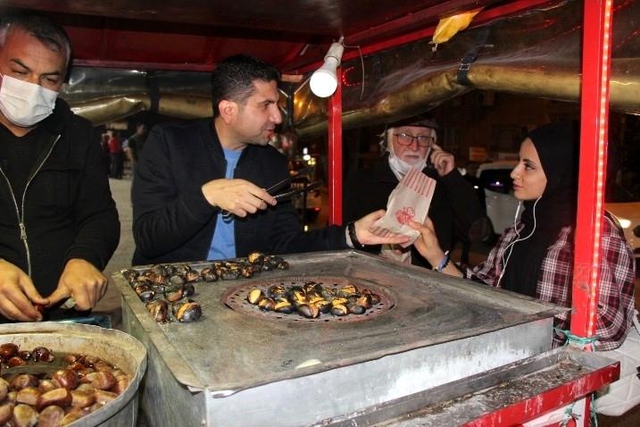 AK Parti İlçe Başkanı Bağış, vatandaşlara kestane pişirip, dağıttı