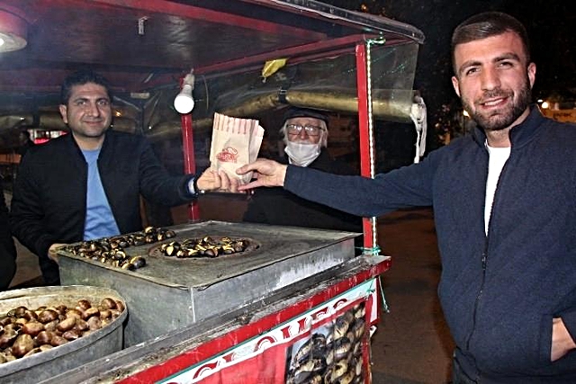 AK Parti İlçe Başkanı Bağış, vatandaşlara kestane pişirip, dağıttı