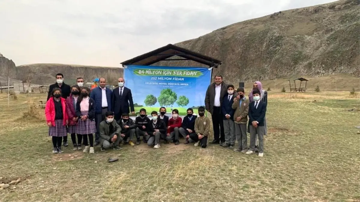 Diyadin'de geleceğe nefes olacak yeni fidanlar toprakla buluştu