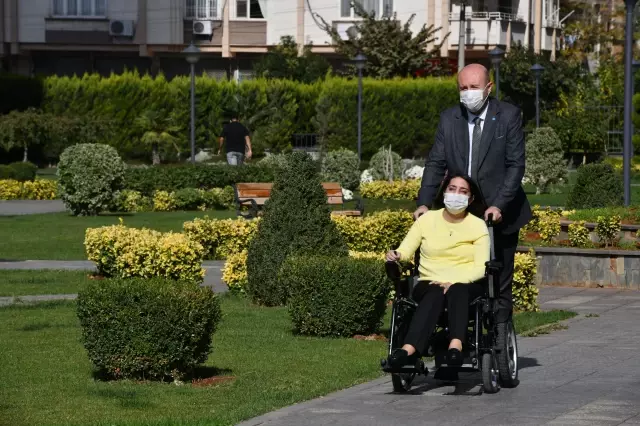 Engelli öğretmeni 5 yıldır eşi tekerlekli sandalyeyle okula götürüyor