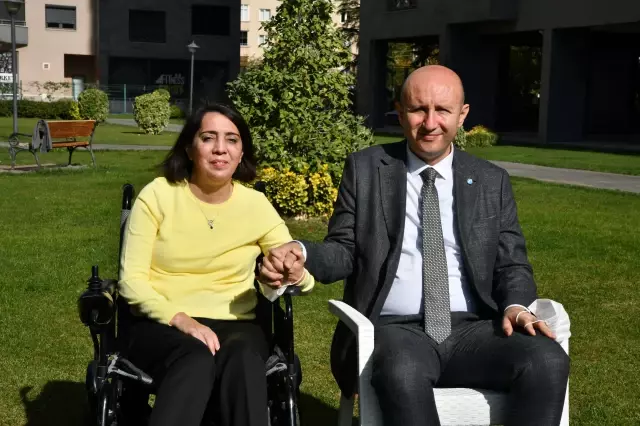 Engelli öğretmeni 5 yıldır eşi tekerlekli sandalyeyle okula götürüyor