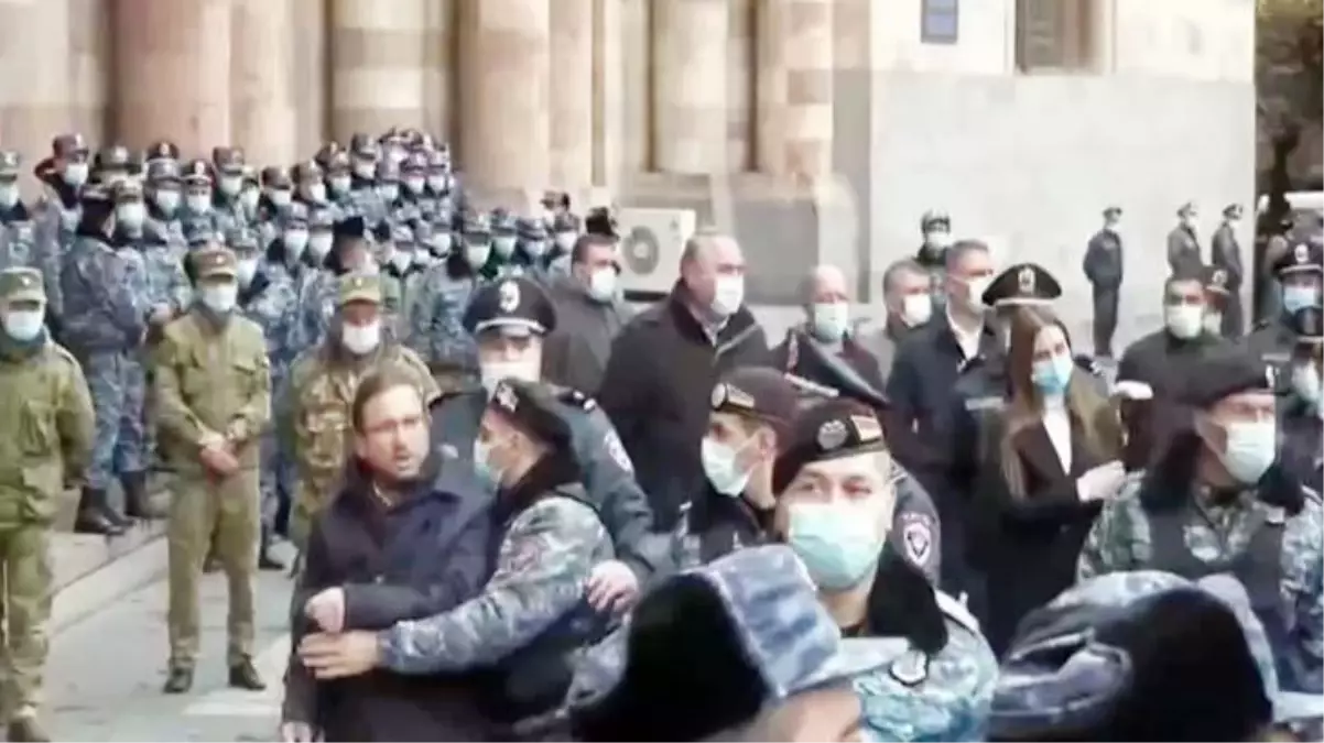 Ermenistan karıştı! Dağlık Karabağ kararına tepki gösteren muhalifler, hükümet binasını bastı