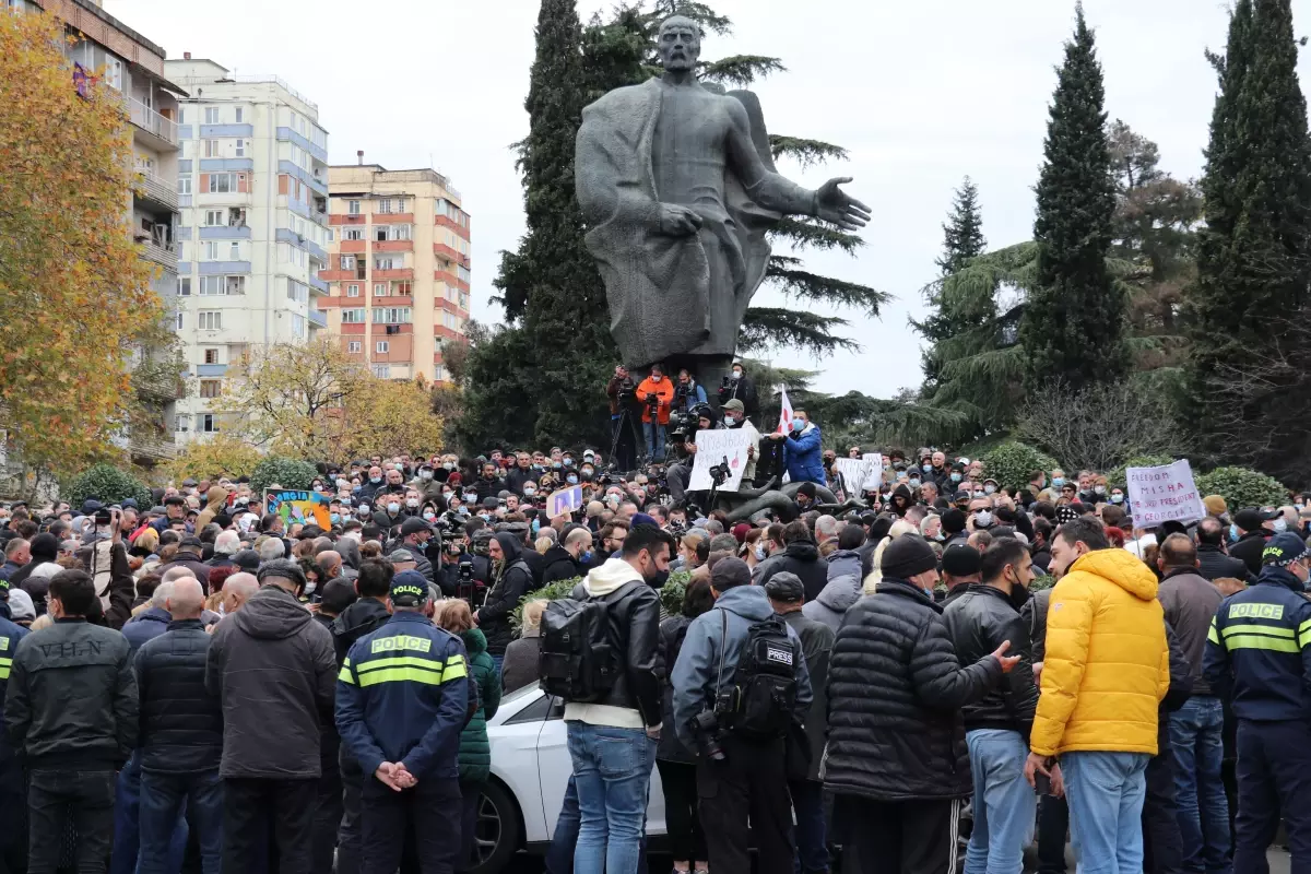Saakaşvili'nin hapishanenin hastanesine götürülmesine karşı çıktığı görüntüleri paylaşıldı