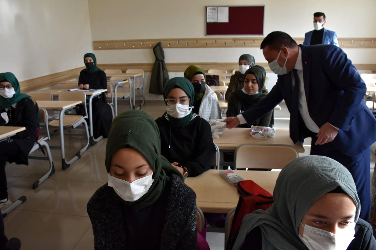 İhtiyaç sahibi çocuklara kışlık giysi yardımı