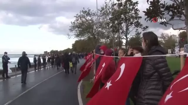 Kadıköy'de toplumsal uzaklıklı "Ata'ya Hürmet Zinciri" oluşturuldu Kadıköy'de toplumsal uzaklıklı "Ata'ya Hürmet Zinciri" oluşturuldu