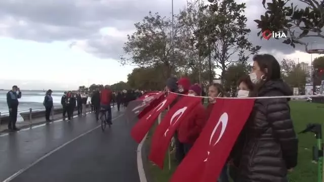 Kadıköy'de toplumsal uzaklıklı "Ata'ya Hürmet Zinciri" oluşturuldu Kadıköy'de toplumsal uzaklıklı "Ata'ya Hürmet Zinciri" oluşturuldu