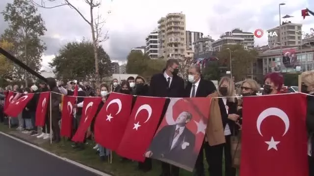 Kadıköy'de toplumsal uzaklıklı "Ata'ya Hürmet Zinciri" oluşturuldu Kadıköy'de toplumsal uzaklıklı "Ata'ya Hürmet Zinciri" oluşturuldu