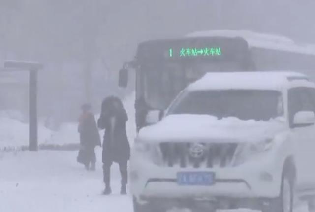 Kar fırtınası Çin'de hayatı felç etti! Ellerinde kürek otomobillerini bulmaya çalıştılar