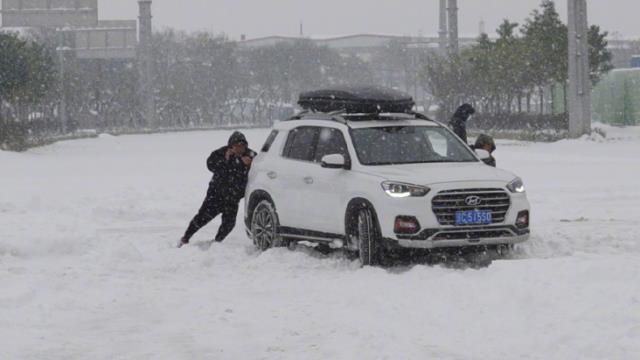 Kar fırtınası Çin'de hayatı felç etti! Ellerinde kürek otomobillerini bulmaya çalıştılar