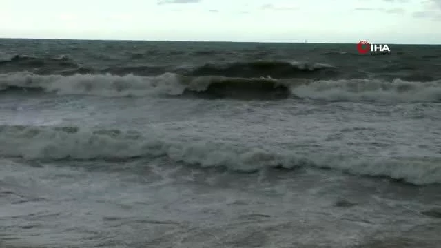 Karadeniz'de dev dalgalar, sahilleri dövüyor