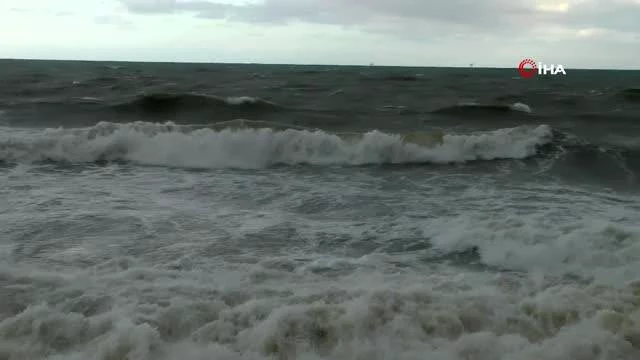 Karadeniz'de dev dalgalar, sahilleri dövüyor