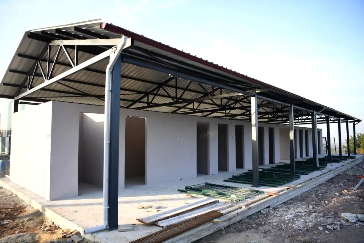 Kartepe'de sokak hayvanları için hazırlanan merkezin çalışmaları sürüyor
