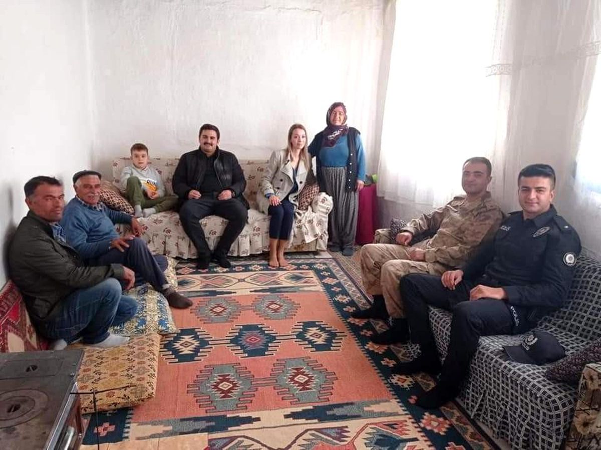 Kaymakam Ülkü eşiyle ev ziyaretlerinde