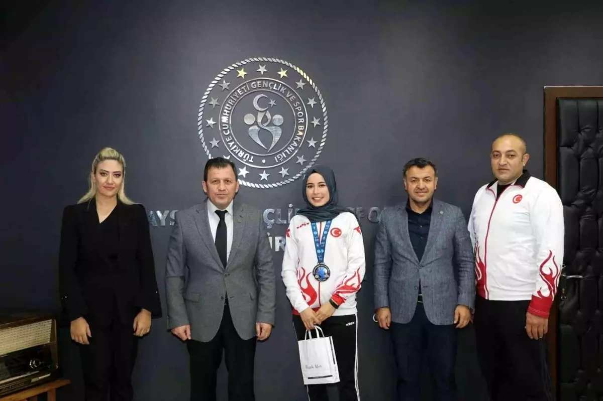 Kick Boks Dünya ikincisi Türksoy, İl Müdürü Kabakcı'yı ziyaret etti