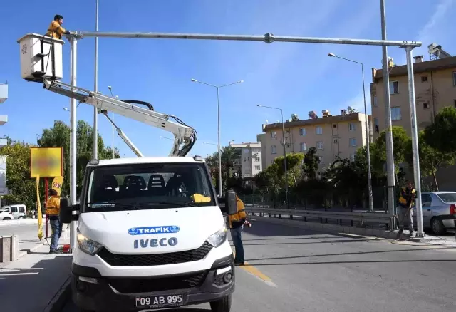 Kuşadası'nda köprülü kavşaklara butonlu yaya geçidi geliyor