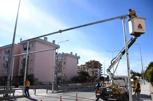 Kuşadası'nda köprülü kavşaklara butonlu yaya geçidi geliyor
