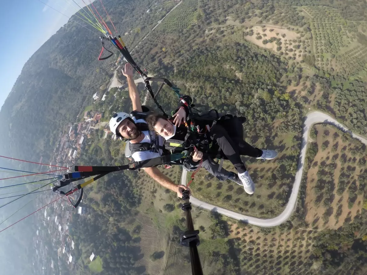 Manisa'da başarılı öğrenciler, yamaç paraşütüyle uçuş yaptı