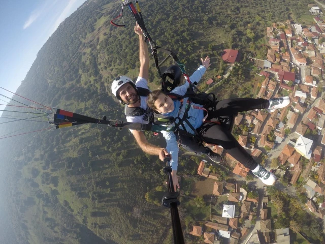 Manisa'da başarılı öğrenciler, yamaç paraşütüyle uçuş yaptı