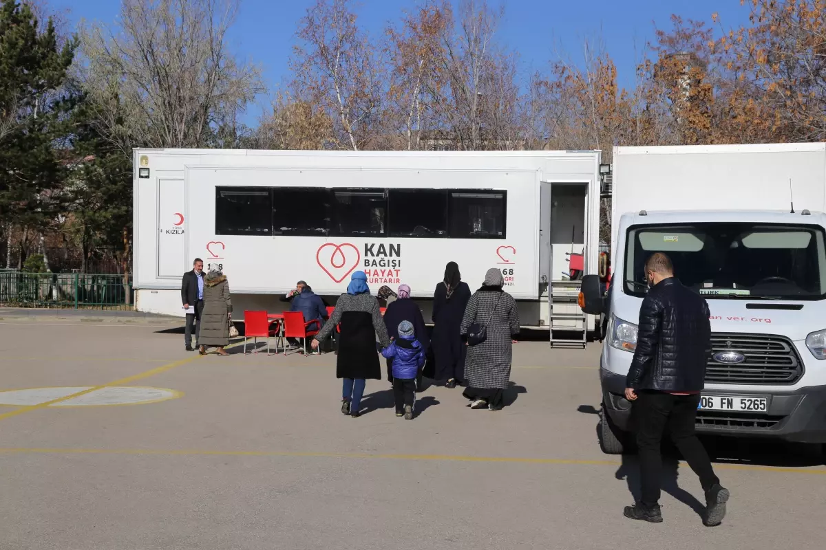 Minikler 'bağışta bulunun' deyince velileri kan vermek için okula koştu