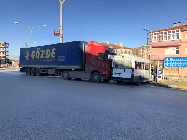 Öğrenci servisi ile tır çarpıştı: 2 yaralı