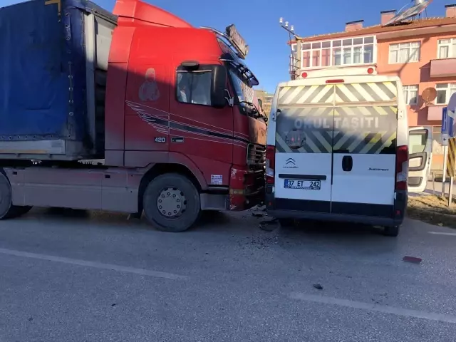 Öğrenci servisi ile tır çarpıştı: 2 yaralı
