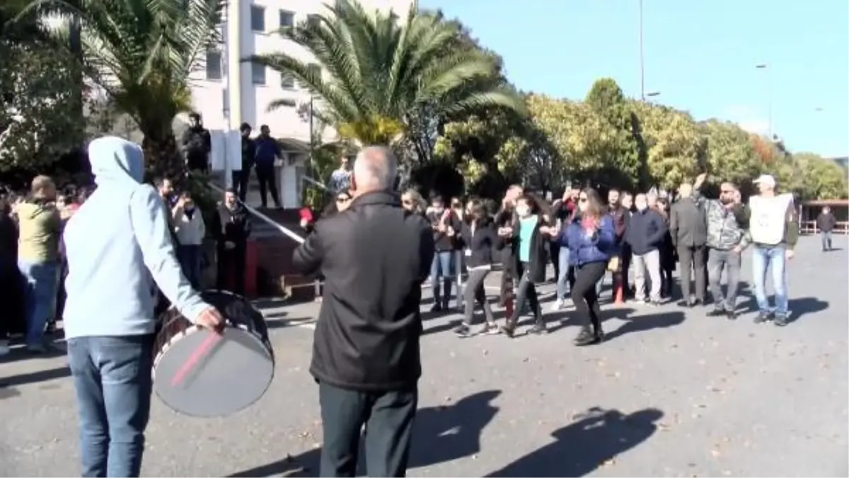 ONUR AİR ÇALIŞANLARINDAN 'KIRMIZI KART'LI PROTESTO