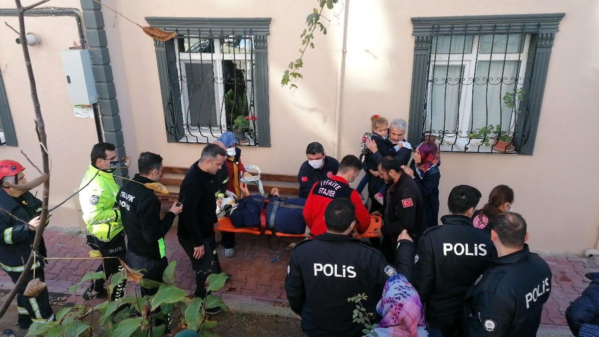Son dakika: Otomobil 2 metre yükseklikten bahçeye düştü: 1'i çocuk 3 yaralı