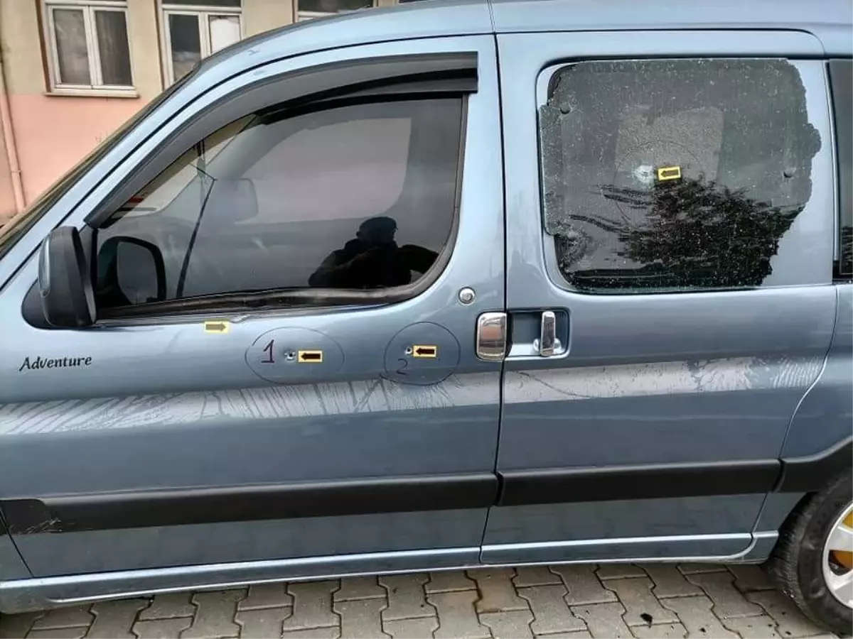 Park halindeki aracı kurşun yağmuruna tutan 2 şüpheli yakalandı