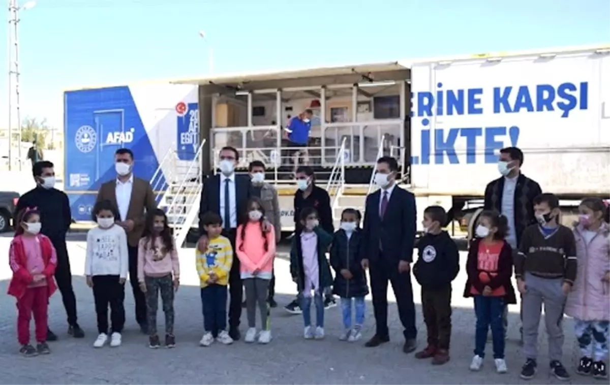 AFAD Mobil Deprem Simülasyon aracı Kozluk ilçesinde öğrencilere deprem deneyimi kazandırdı