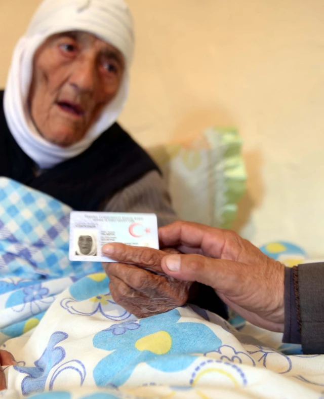 Ardahan'ın "Gülbeyaz ninesi" 108 yaşında çipli kimliğini aldı